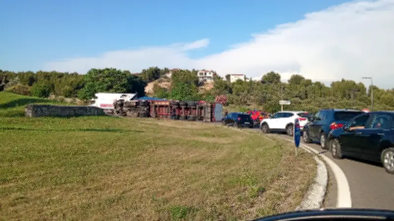 Accident à Beaucaire : un camion-citerne se renverse, circulation perturbée