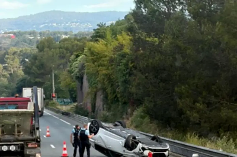 Accident spectaculaire sur la pénétrante Cannes-Grasse : une voiture sur le toit
