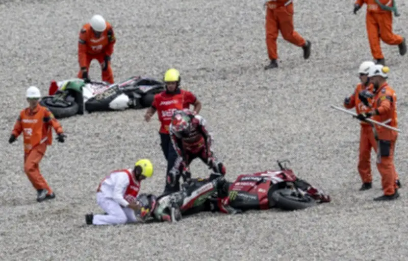 Accident terrifiant pour Johann Zarco à Barcelone : sa jambe coincée dans une moto