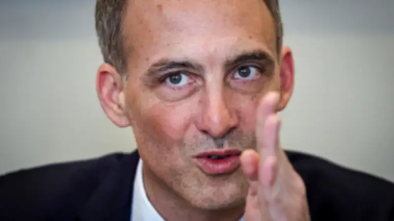 Accusé par LFI de cibler les riches, Glucksmann dément