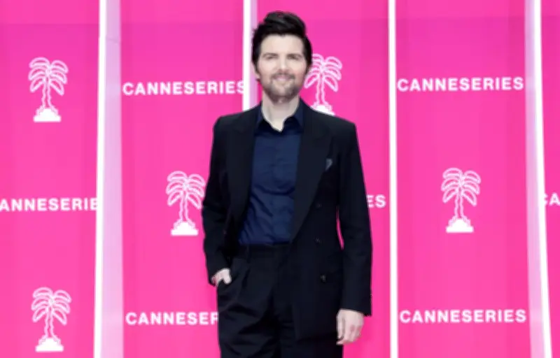 Adam Scott imagine une série absurde avec des lions et des chaises