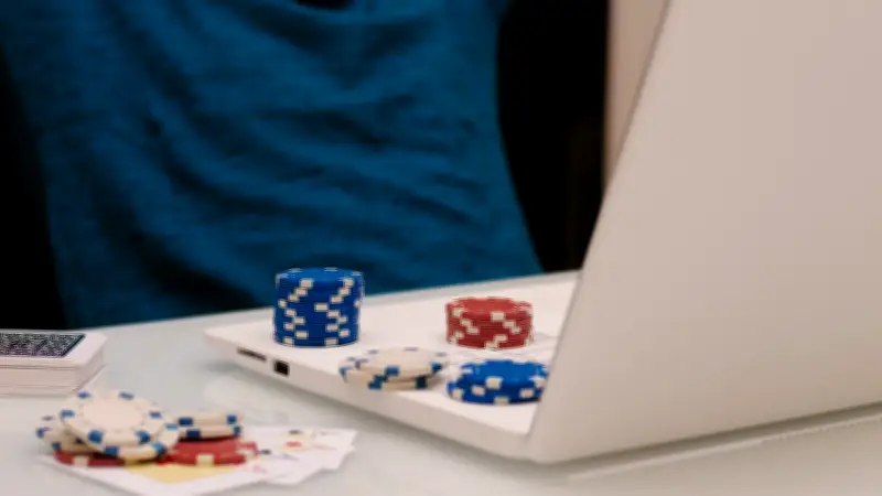 Addiction aux jeux en ligne : une ex-élue détourne 22 000 € d'une association
