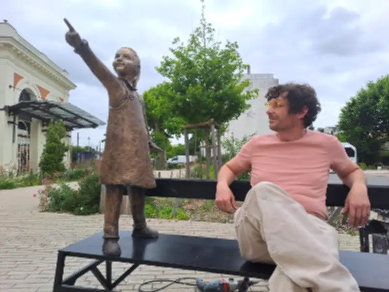 Agathe, la statue de bronze, pointe l'heure à la gare de Marmande