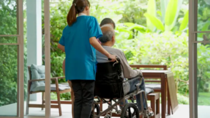 Aides à domicile : 345 000 foyers concernés par la hausse des factures en juillet