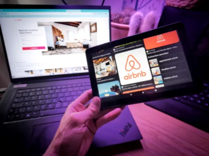 Airbnb se diversifie : hôtels, voitures et courses dans l'app