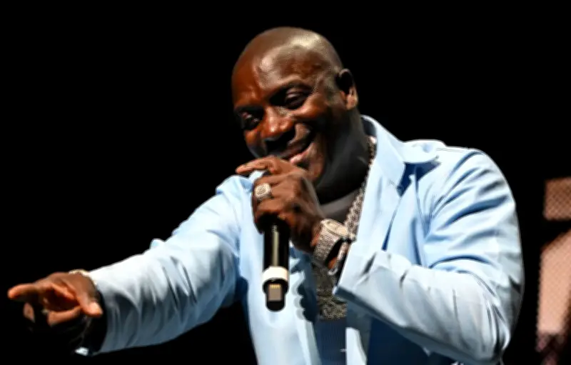 Akon défend le polyamour et sa vie de famille avec plusieurs femmes