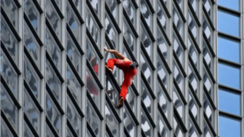 Alexis Landot escalade la tour Montparnasse à mains nues et est interpellé