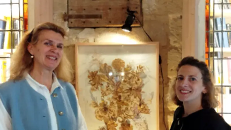 Alizée Servien expose ses œuvres textiles et végétales au Café-Brocante