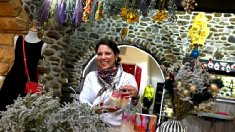 À Alès, une boutique hybride entre fleurs séchées et seconde main