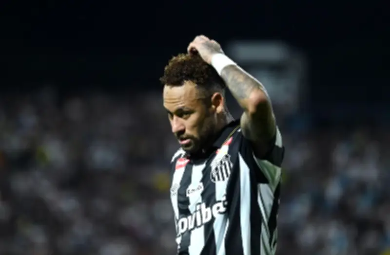 Altercation Neymar-Robinho Junior : l'attaquant brésilien risque la Coupe du monde