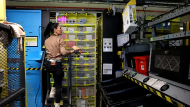Amazon : plongée dans un centre logistique de 4 000 salariés et robots