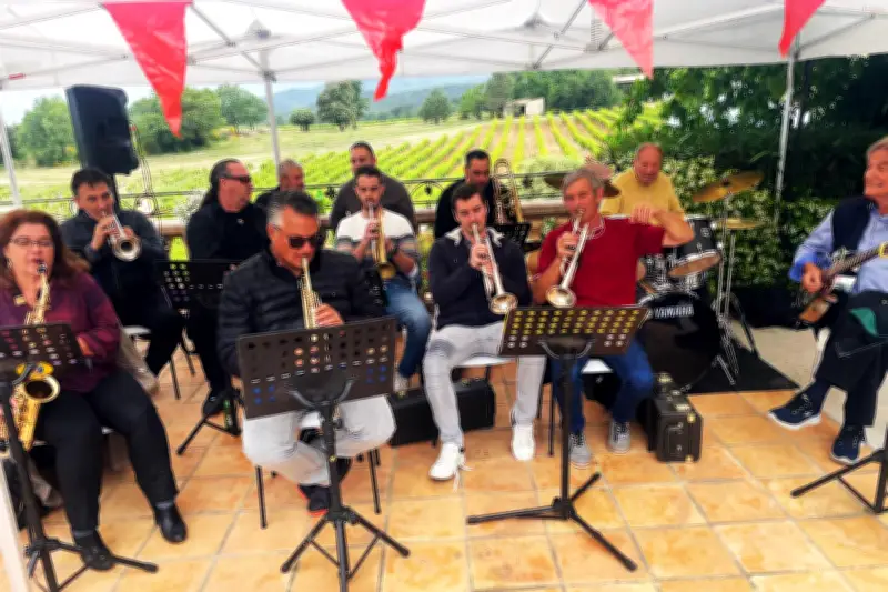 Ambiance conviviale aux portes ouvertes du Château des Selves à Seillans