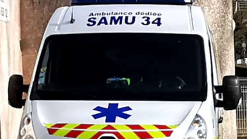 Ambulance du Samu percute une cycliste et prend la fuite