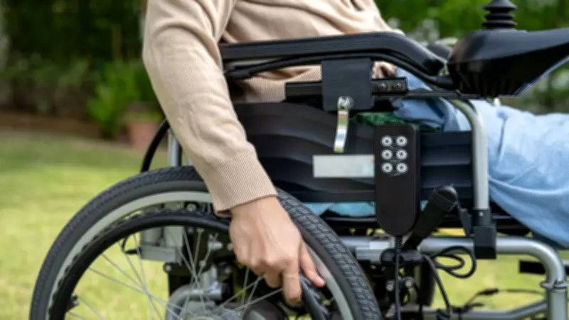 Amende de 184€ pour un homme en fauteuil roulant ayant tenu son téléphone