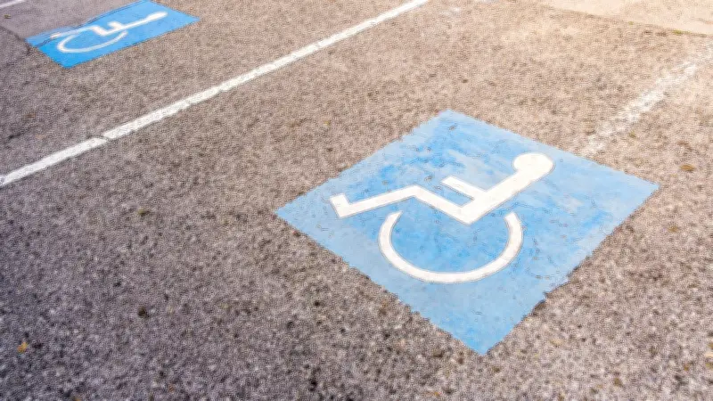 Amputée des 4 membres, elle reçoit une amende de 375 € sur une place handicapée