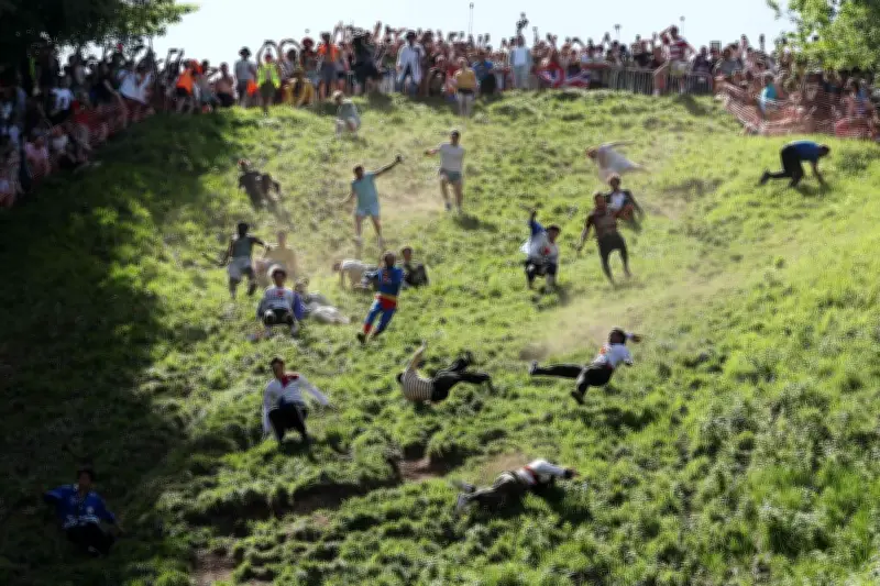 Angleterre : la déjantée course de cheese rolling en images