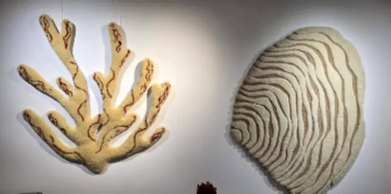 Anke Loedts expose ses tapis tuftés inspirés de la forêt et de l'océan