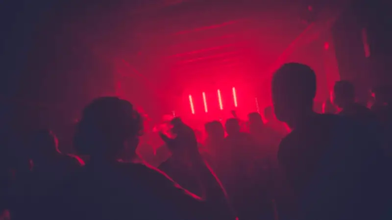 Annulation d'une rave party techno dans un parking à Montpellier