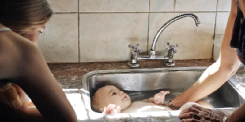Après la naissance, la grand-mère maternelle, un soutien indispensable