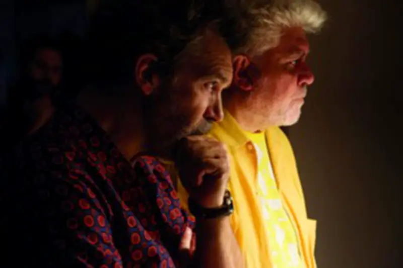 Arte célèbre Almodóvar et sa collaboration avec Antonio Banderas