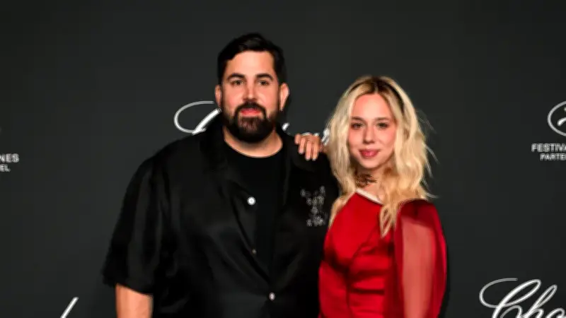 Artus officialise sa relation avec Kim Higelin au Festival de Cannes