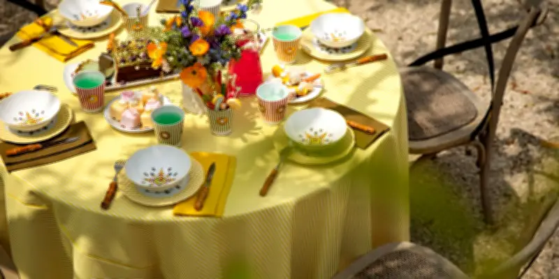 Assiettes, tasses, couverts : le soleil s'invite sur les tables du printemps