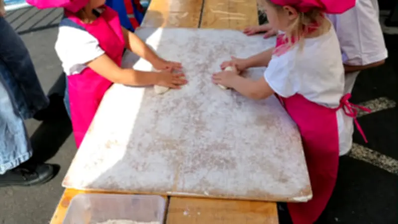 Atelier boulanger à Villeneuve-lès-Maguelone : petits et grands mettent la main à la pâte
