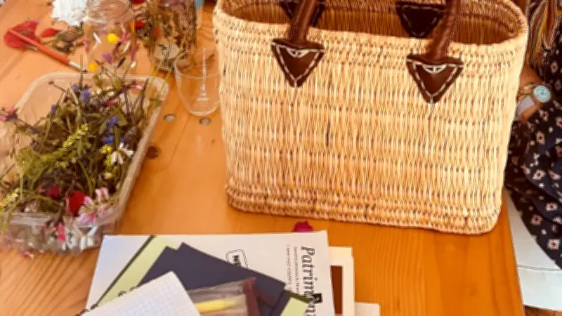 Atelier collage de fleurs fraîches à Compeyre : un succès créatif