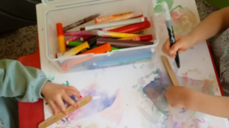 Atelier créatif recyclé pour enfants à la crèche Les Petits Filous