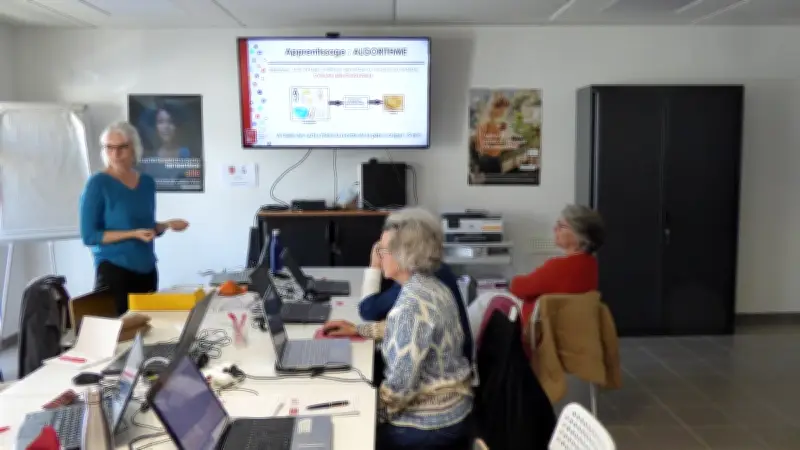 Atelier IA à Remoulins : Gwendoline forme sept participants
