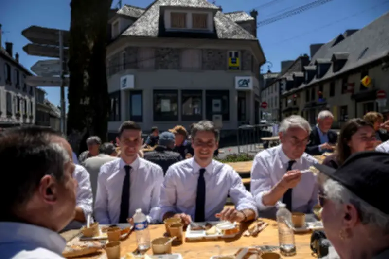 Attal recentre sa campagne sur le village, loin des extrêmes