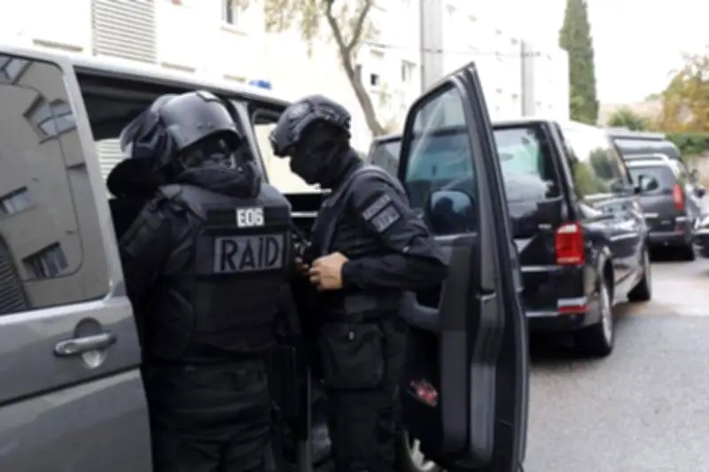 Attaque au couteau à Cannes-La Bocca : deux blessés, un individu retranché