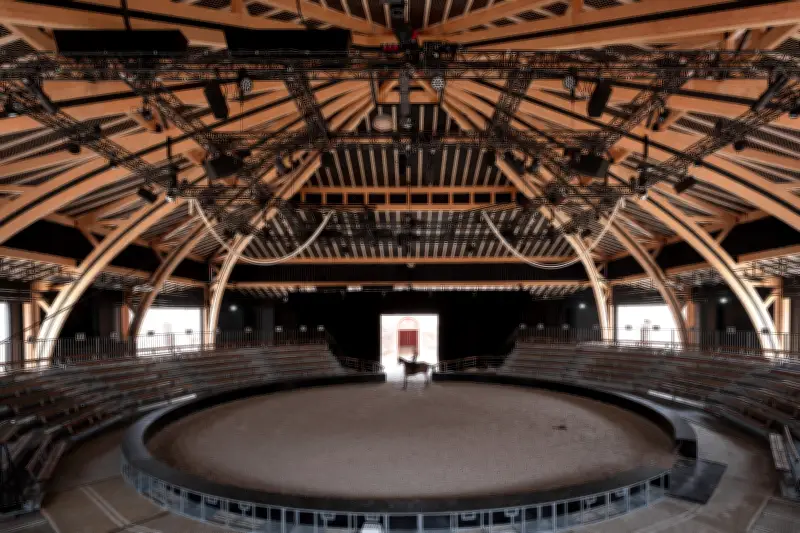Au Haras national, L'Écrin : un théâtre équestre moderne en bois et ardoise