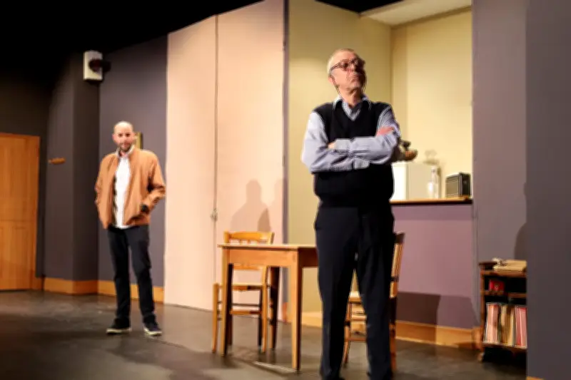Au Théâtre des Salinières, un yaourt disparu fait basculer une vie réglée