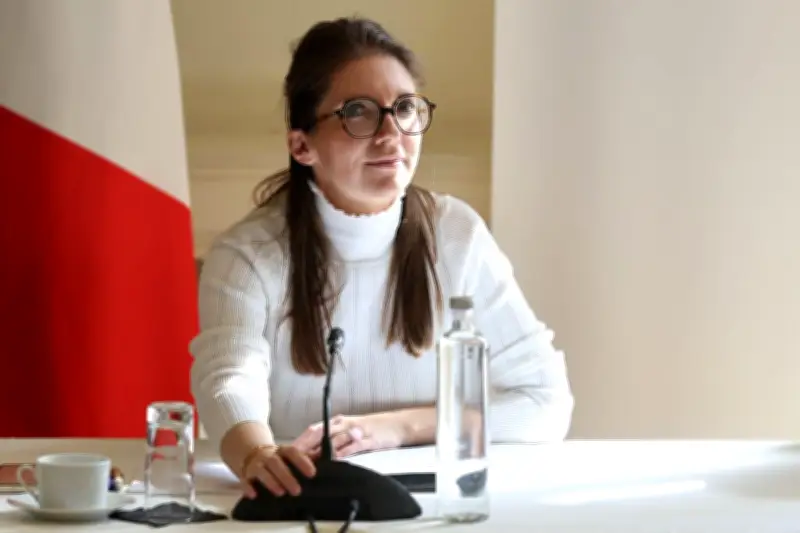 Aurore Bergé justifie la décoration du chanteur Amir