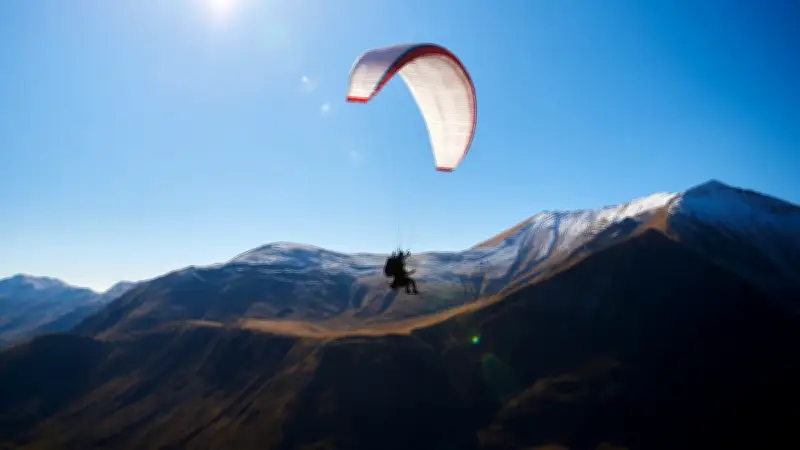 Autriche : une parapentiste survit à une collision avec un avion de tourisme
