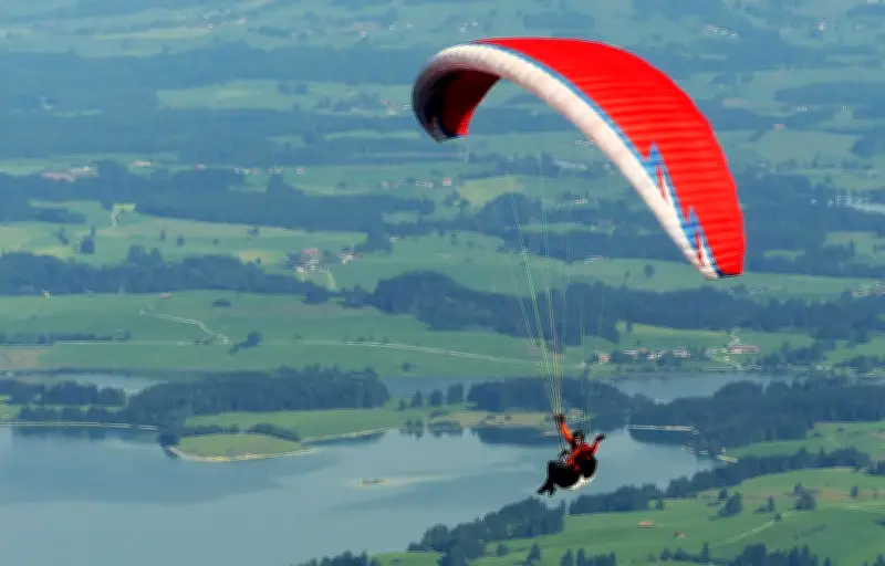 Autriche : une parapentiste survit à une collision avec un avion