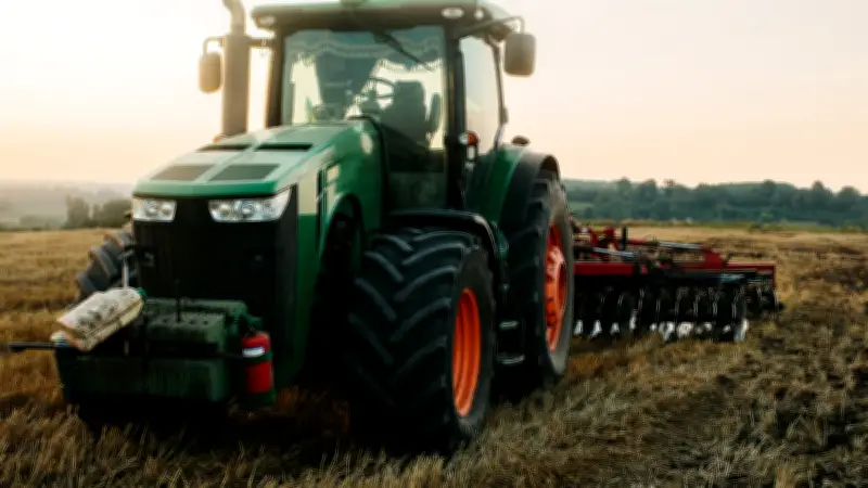 Aveyron : un agriculteur de 51 ans meurt écrasé par son tracteur