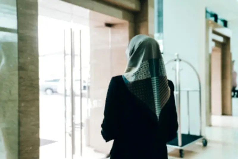 Avocate voilée au JT : Youssra Marzouq porte plainte après accusations