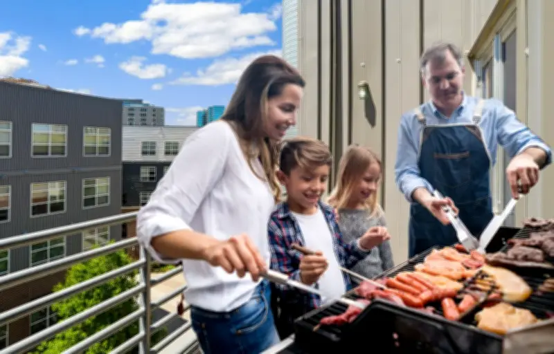 Barbecue sur balcon : ce que dit la loi et le règlement de copropriété
