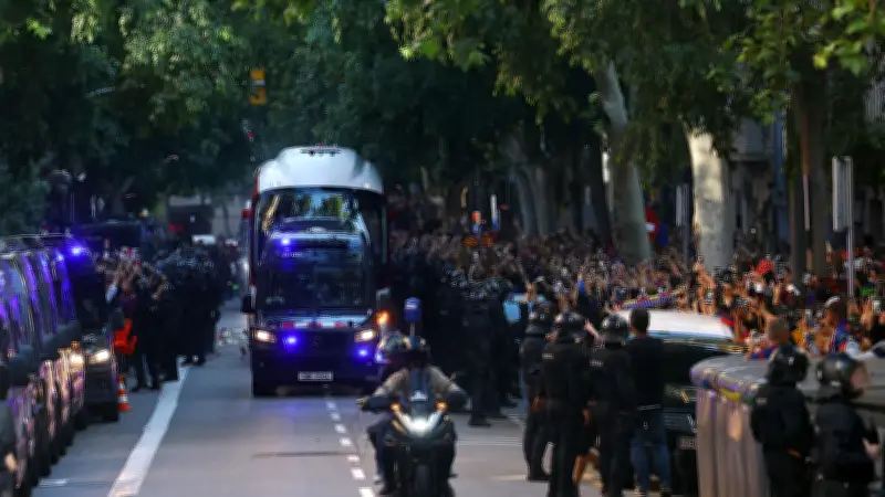 Barcelone-Real Madrid : les supporters du Barça caillassent le mauvais bus
