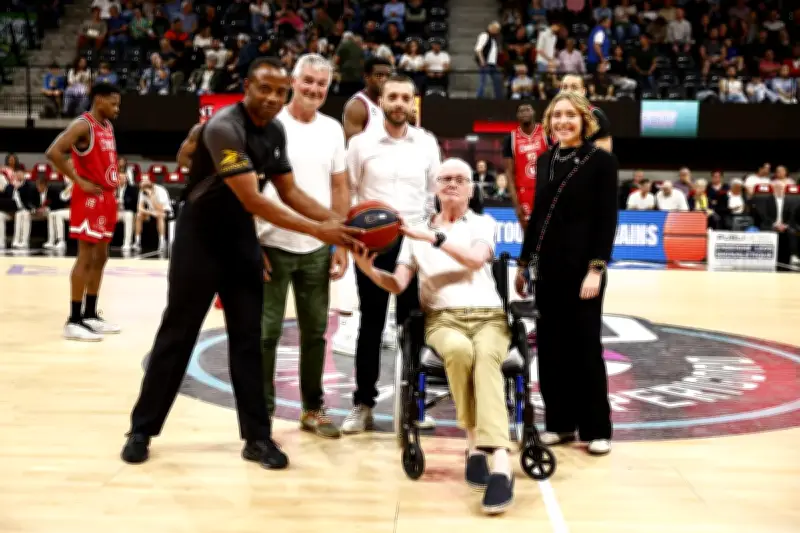 Basket intergénérationnel : résidents d'Ehpad et jeunes unis par le sport