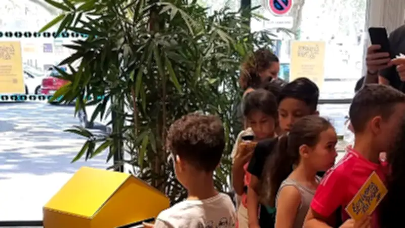 Beaucaire : des écoliers découvrent l'envoi de cartes postales