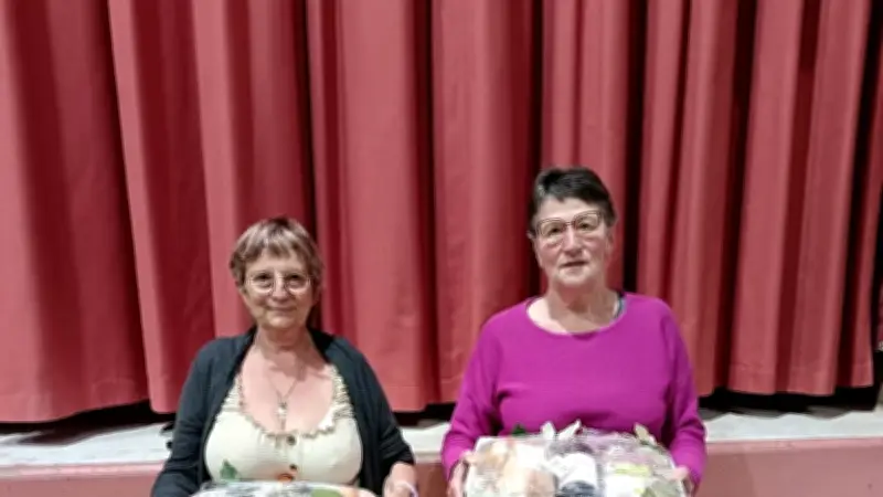 Belote à Vabres-l'Abbaye : Mado et Christiane remportent la dernière