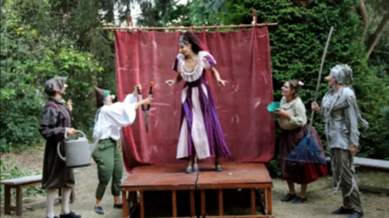 Blanche-Neige revisitée en clownesque farce au parc de la mairie