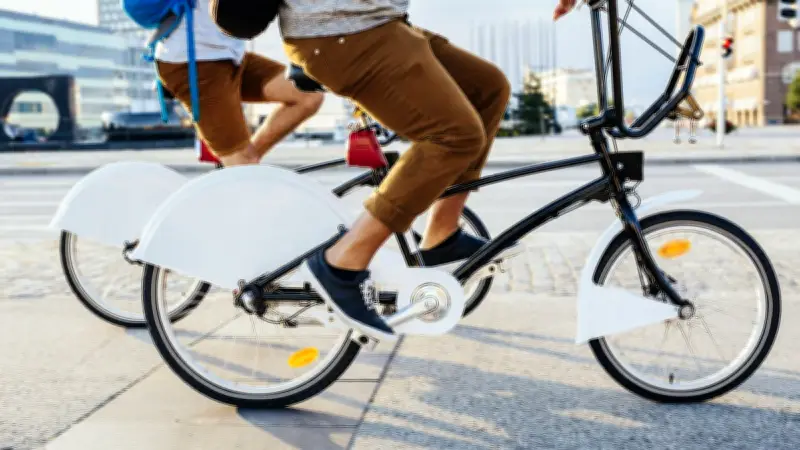 Ébloui par le soleil, un camion écrase deux cyclistes de 11 ans à Tours