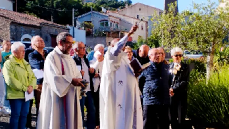 Bénédiction des cloches de l'église de Berlou avant l'Ascension