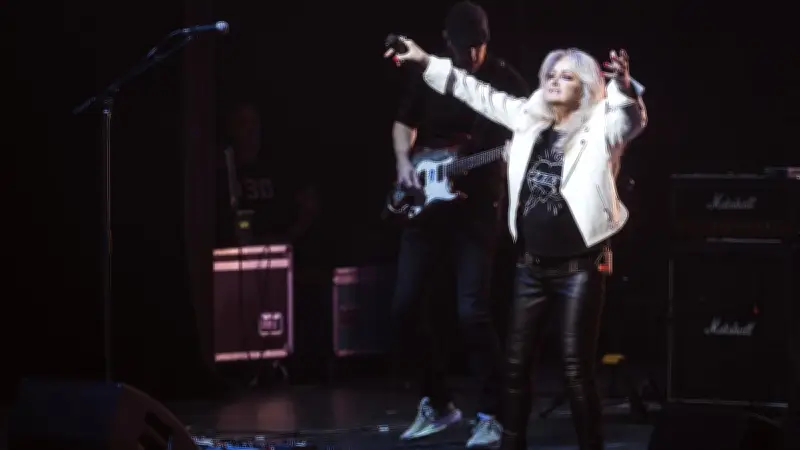 Bonnie Tyler en coma artificiel après une opération d'urgence
