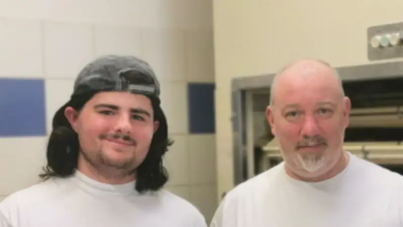 Boulangerie artisanale à Collias : Eric et son apprenti Victor perpétuent la tradition