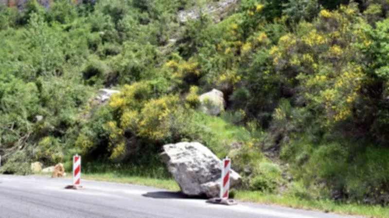 Éboulement massif sur le Larzac : des blocs de 10 tonnes obstruent la D23
